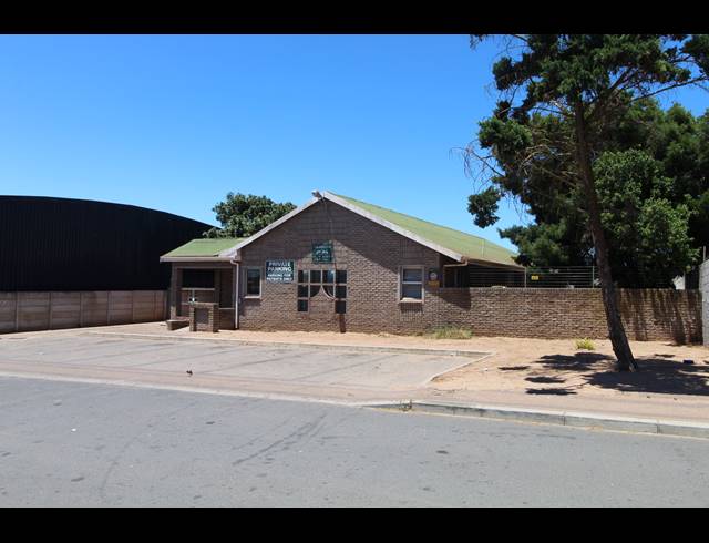 226M² BUSINESS CENTRE TO LET IN VREDENBURG